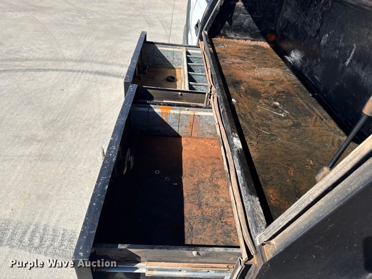 image for item ES5894 2005 Chevrolet Silverado 2500HD flatbed pickup truck