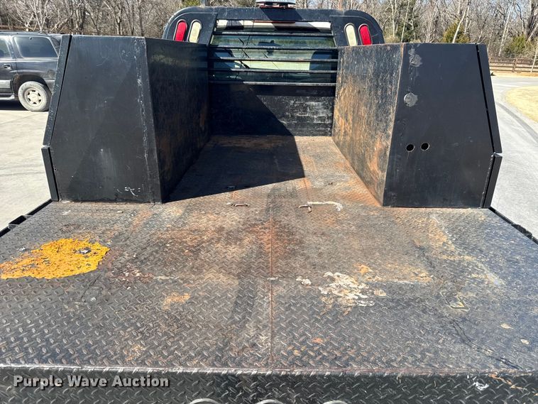 image for item ES5894 2005 Chevrolet Silverado 2500HD flatbed pickup truck