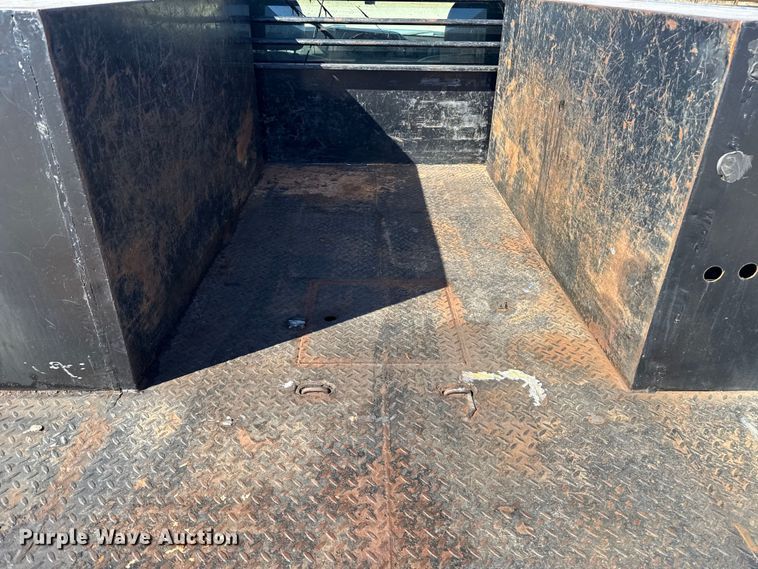 image for item ES5894 2005 Chevrolet Silverado 2500HD flatbed pickup truck