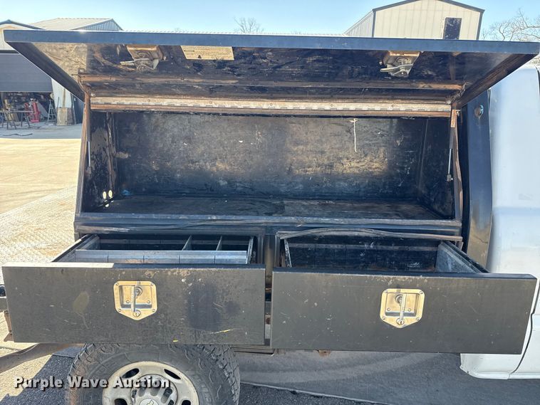 image for item ES5894 2005 Chevrolet Silverado 2500HD flatbed pickup truck