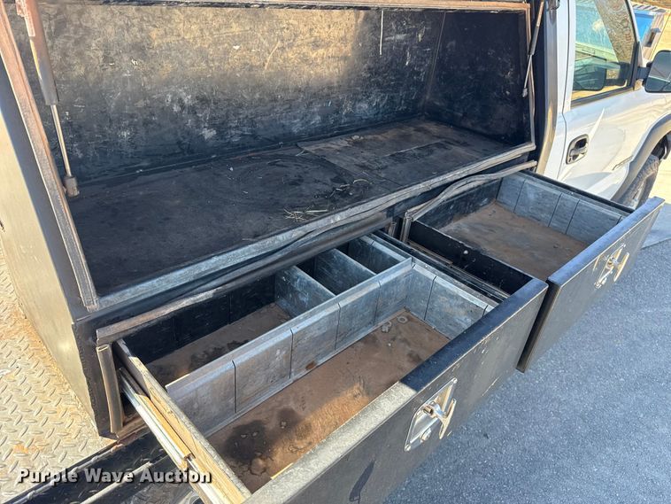 image for item ES5894 2005 Chevrolet Silverado 2500HD flatbed pickup truck