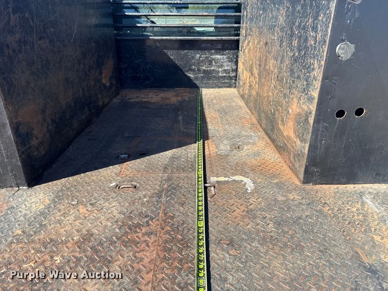 image for item ES5894 2005 Chevrolet Silverado 2500HD flatbed pickup truck