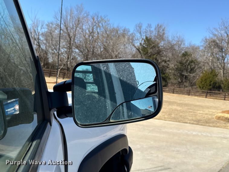 image for item ES5894 2005 Chevrolet Silverado 2500HD flatbed pickup truck