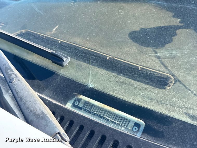 image for item ES5894 2005 Chevrolet Silverado 2500HD flatbed pickup truck