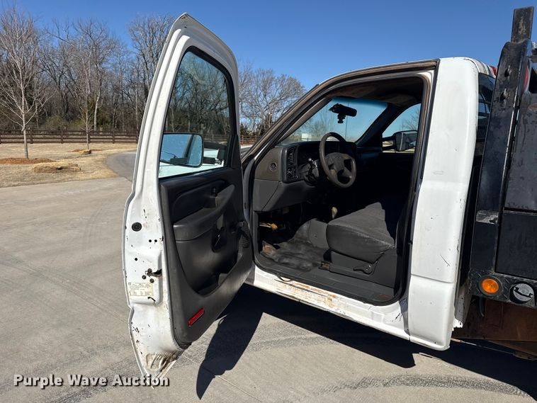 image for item ES5894 2005 Chevrolet Silverado 2500HD flatbed pickup truck