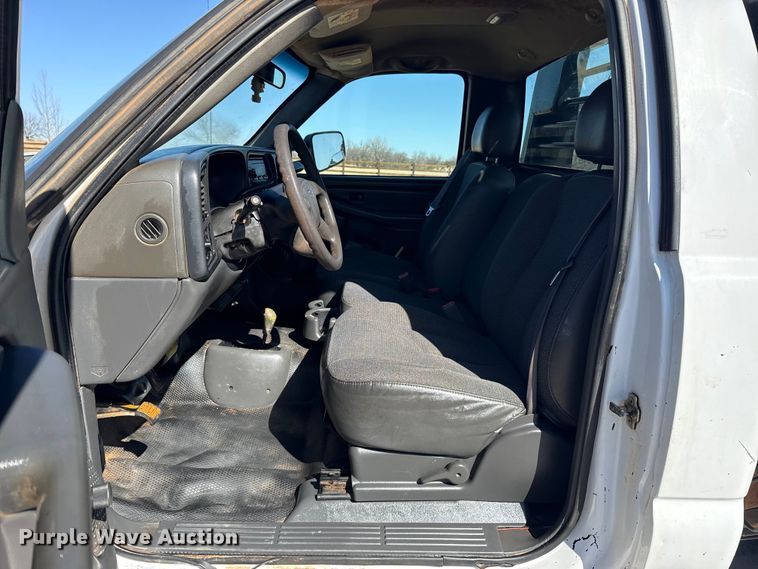 image for item ES5894 2005 Chevrolet Silverado 2500HD flatbed pickup truck