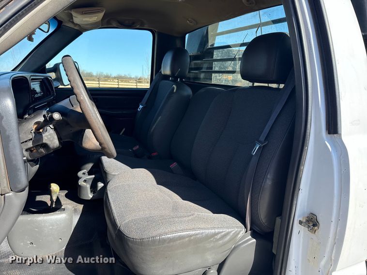 image for item ES5894 2005 Chevrolet Silverado 2500HD flatbed pickup truck