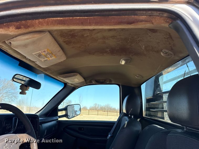 image for item ES5894 2005 Chevrolet Silverado 2500HD flatbed pickup truck