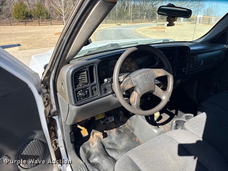 image for item ES5894 2005 Chevrolet Silverado 2500HD flatbed pickup truck