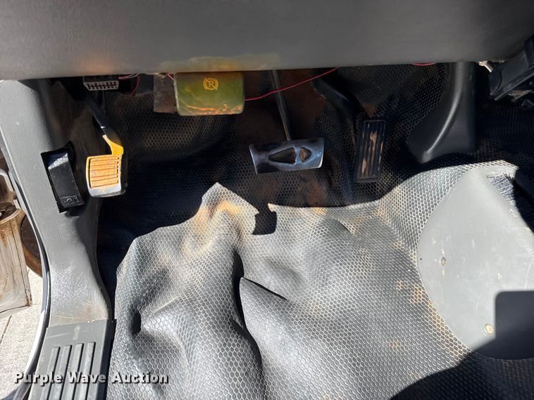 image for item ES5894 2005 Chevrolet Silverado 2500HD flatbed pickup truck