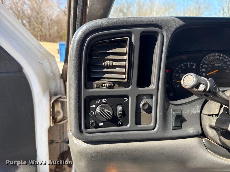 image for item ES5894 2005 Chevrolet Silverado 2500HD flatbed pickup truck