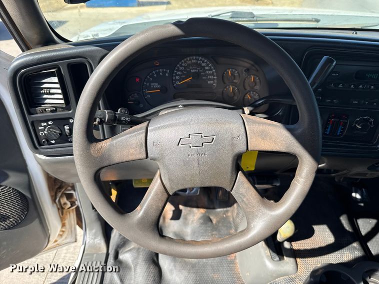 image for item ES5894 2005 Chevrolet Silverado 2500HD flatbed pickup truck