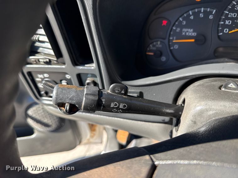 image for item ES5894 2005 Chevrolet Silverado 2500HD flatbed pickup truck