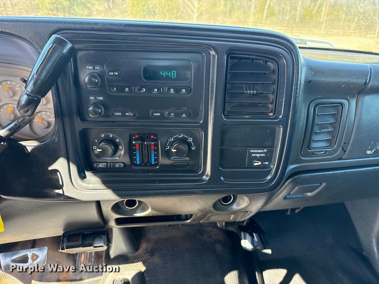 image for item ES5894 2005 Chevrolet Silverado 2500HD flatbed pickup truck