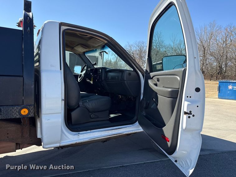 image for item ES5894 2005 Chevrolet Silverado 2500HD flatbed pickup truck