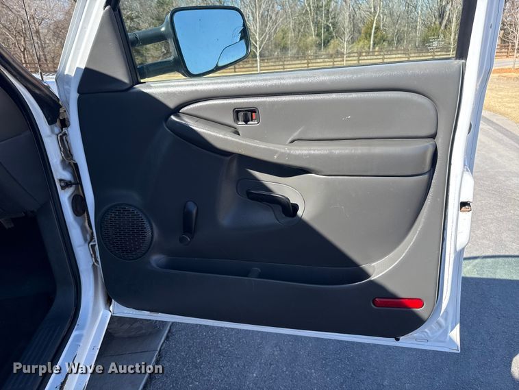 image for item ES5894 2005 Chevrolet Silverado 2500HD flatbed pickup truck