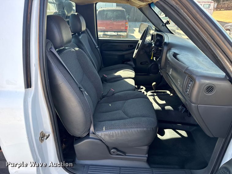 image for item ES5894 2005 Chevrolet Silverado 2500HD flatbed pickup truck