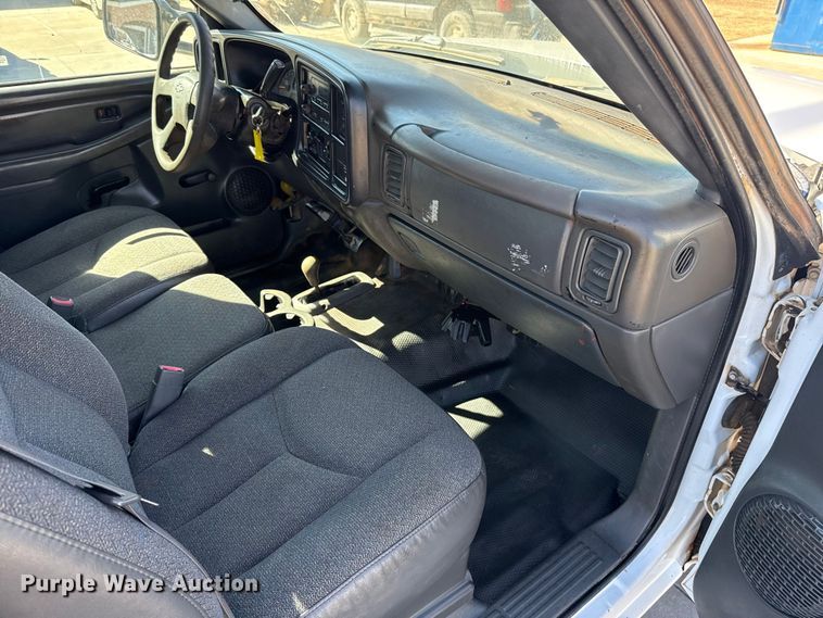 image for item ES5894 2005 Chevrolet Silverado 2500HD flatbed pickup truck