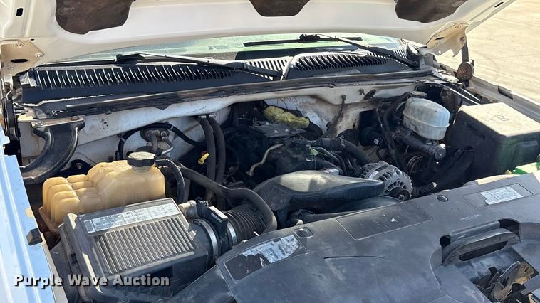 image for item ES5894 2005 Chevrolet Silverado 2500HD flatbed pickup truck