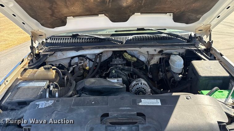 image for item ES5894 2005 Chevrolet Silverado 2500HD flatbed pickup truck