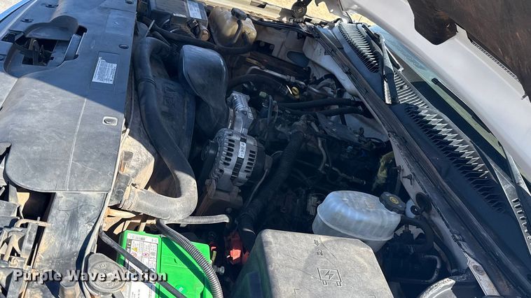 image for item ES5894 2005 Chevrolet Silverado 2500HD flatbed pickup truck