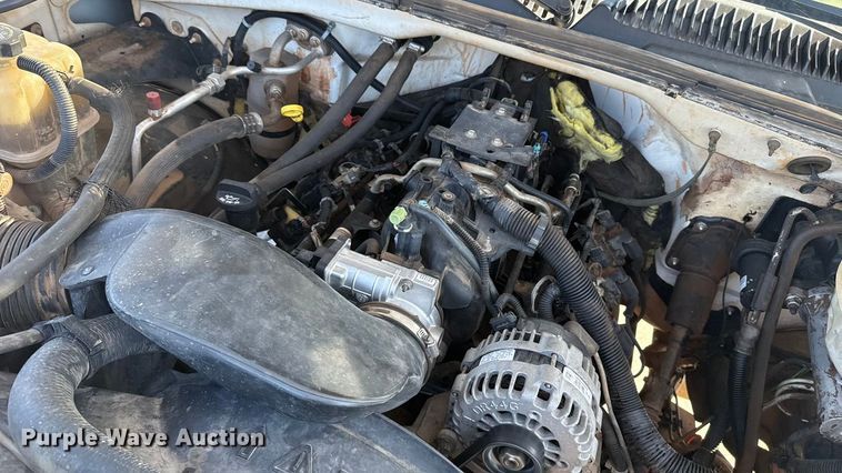 image for item ES5894 2005 Chevrolet Silverado 2500HD flatbed pickup truck