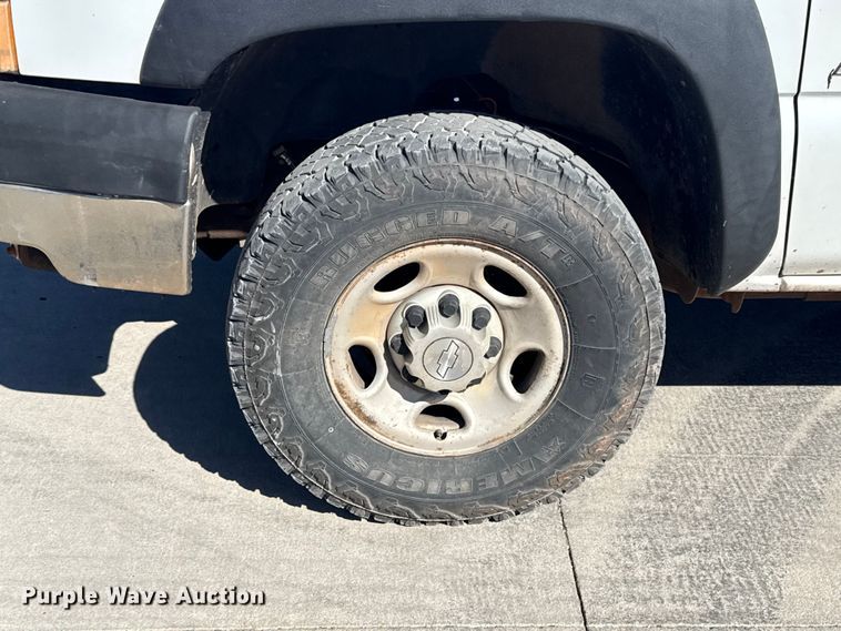 image for item ES5894 2005 Chevrolet Silverado 2500HD flatbed pickup truck