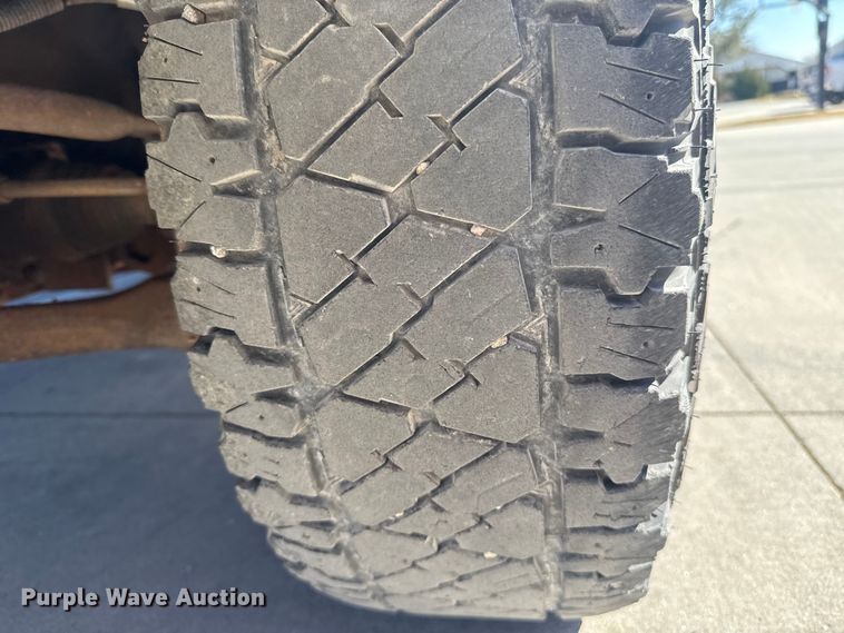 image for item ES5894 2005 Chevrolet Silverado 2500HD flatbed pickup truck