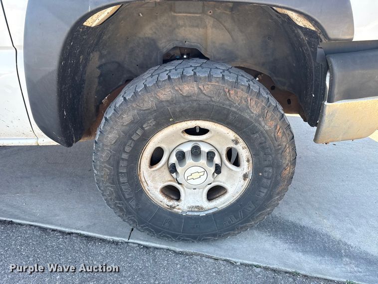 image for item ES5894 2005 Chevrolet Silverado 2500HD flatbed pickup truck