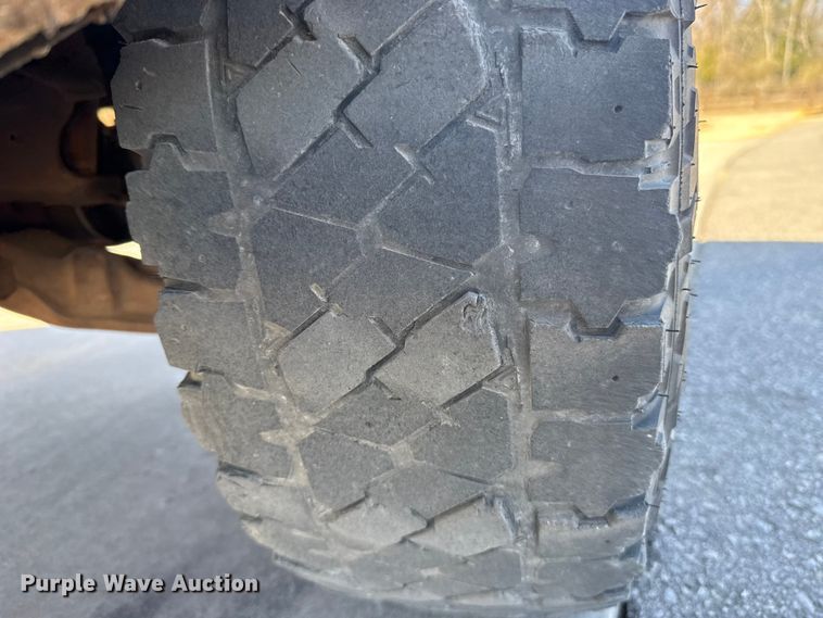 image for item ES5894 2005 Chevrolet Silverado 2500HD flatbed pickup truck