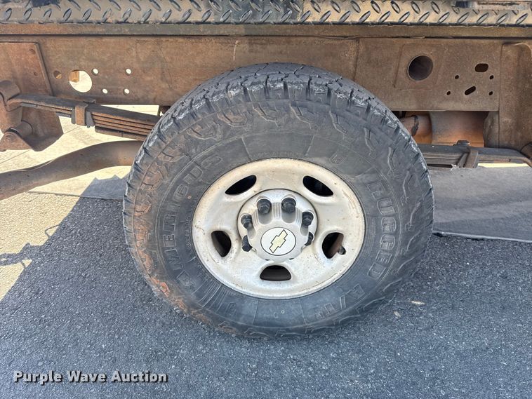 image for item ES5894 2005 Chevrolet Silverado 2500HD flatbed pickup truck