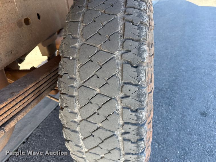 image for item ES5894 2005 Chevrolet Silverado 2500HD flatbed pickup truck