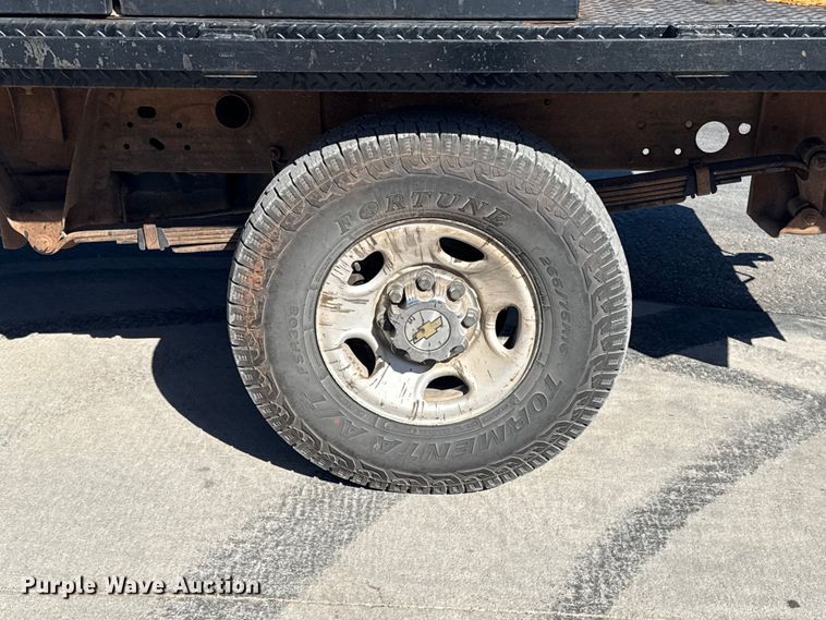 image for item ES5894 2005 Chevrolet Silverado 2500HD flatbed pickup truck
