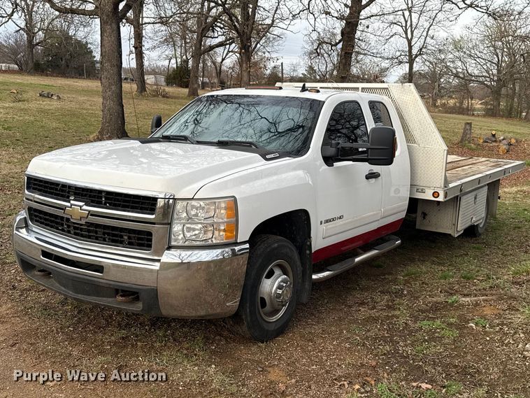 image for item ES5936 2007 Chevrolet Silverado 3500HD Ext. Cab flatbed pickup truck