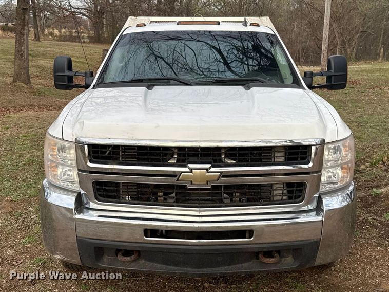 image for item ES5936 2007 Chevrolet Silverado 3500HD Ext. Cab flatbed pickup truck
