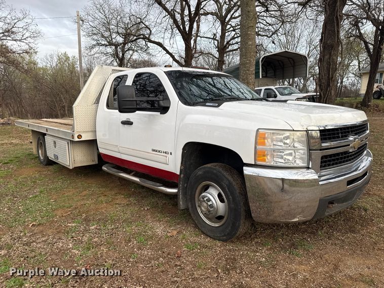 image for item ES5936 2007 Chevrolet Silverado 3500HD Ext. Cab flatbed pickup truck