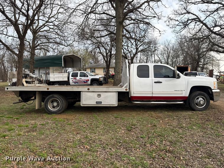image for item ES5936 2007 Chevrolet Silverado 3500HD Ext. Cab flatbed pickup truck