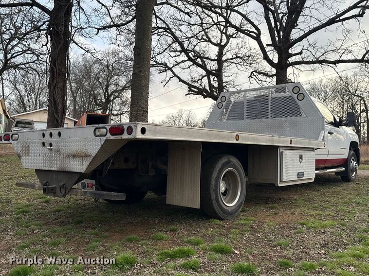 image for item ES5936 2007 Chevrolet Silverado 3500HD Ext. Cab flatbed pickup truck