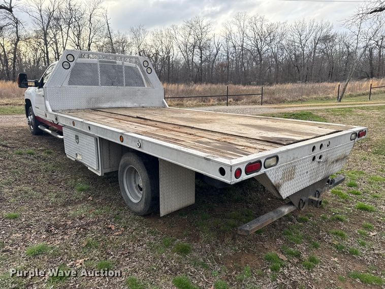image for item ES5936 2007 Chevrolet Silverado 3500HD Ext. Cab flatbed pickup truck