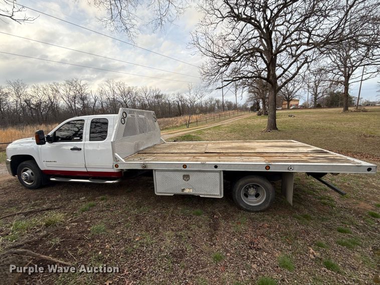 image for item ES5936 2007 Chevrolet Silverado 3500HD Ext. Cab flatbed pickup truck