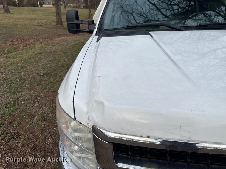 image for item ES5936 2007 Chevrolet Silverado 3500HD Ext. Cab flatbed pickup truck