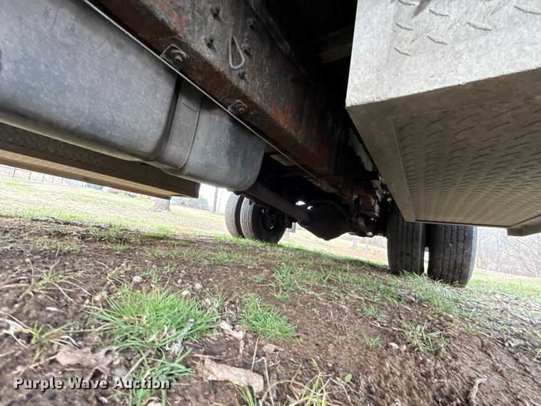 image for item ES5936 2007 Chevrolet Silverado 3500HD Ext. Cab flatbed pickup truck