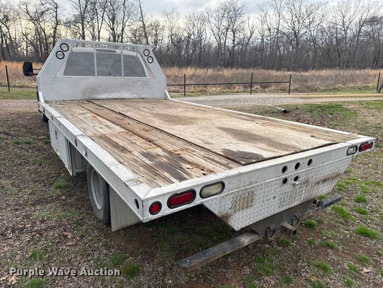 image for item ES5936 2007 Chevrolet Silverado 3500HD Ext. Cab flatbed pickup truck