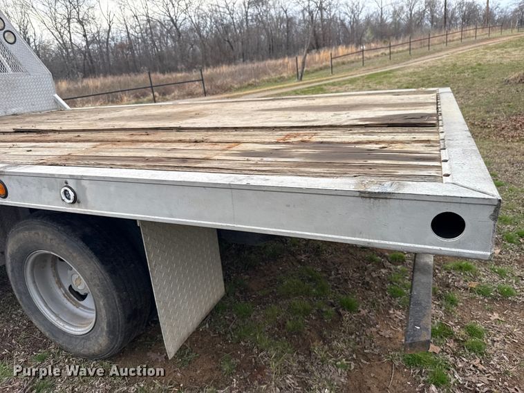 image for item ES5936 2007 Chevrolet Silverado 3500HD Ext. Cab flatbed pickup truck