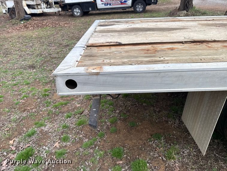 image for item ES5936 2007 Chevrolet Silverado 3500HD Ext. Cab flatbed pickup truck