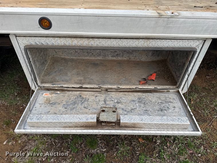 image for item ES5936 2007 Chevrolet Silverado 3500HD Ext. Cab flatbed pickup truck