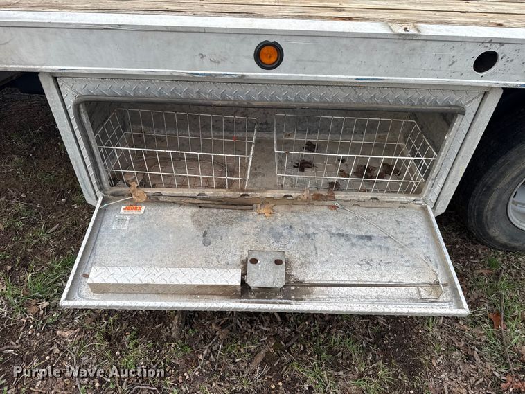 image for item ES5936 2007 Chevrolet Silverado 3500HD Ext. Cab flatbed pickup truck