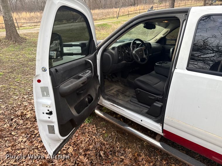 image for item ES5936 2007 Chevrolet Silverado 3500HD Ext. Cab flatbed pickup truck