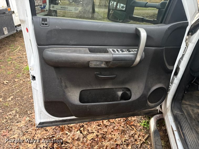 image for item ES5936 2007 Chevrolet Silverado 3500HD Ext. Cab flatbed pickup truck