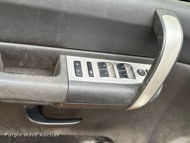 image for item ES5936 2007 Chevrolet Silverado 3500HD Ext. Cab flatbed pickup truck